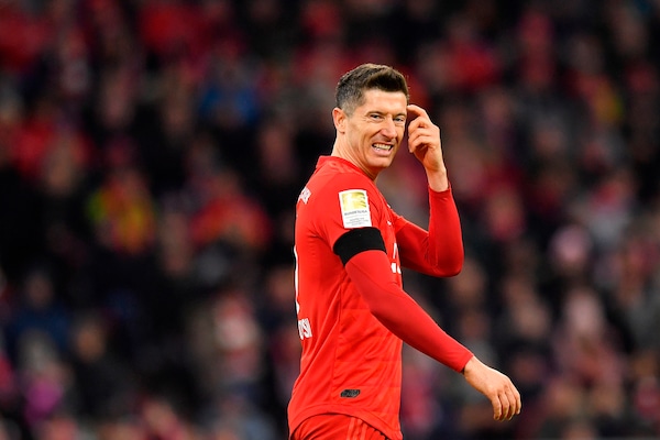 Lewandowski ko, Ronaldo ha un avversario in meno per la Scarpa d'oro