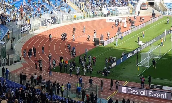 I tifosi della Lazio abbracciano Mihajlovic