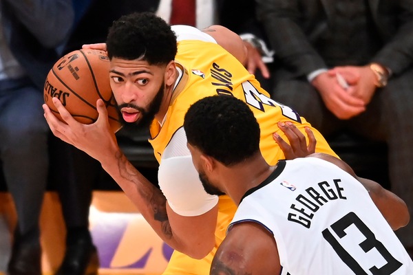 Coronavirus, la Nba consiglia di non "dare il cinque" ai tifosi