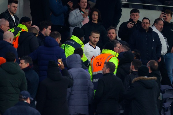 Tottenham, Dier perde la testa: tifoso insulta, lui lo picchia sugli spalti