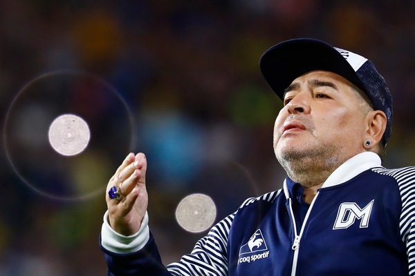 Maradona evita la retrocessione: "Chiedo la mano de Dios contro il virus"
