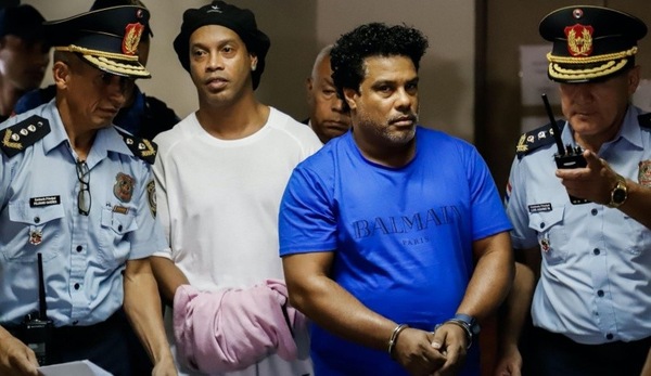 Ronaldinho e il fratello ancora in cella in Paraguay: il legale chiede i domiciliari