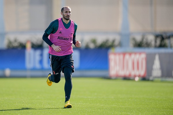 Juve-Lione, Chiellini ci prova e guida il gruppo degli inseguitori