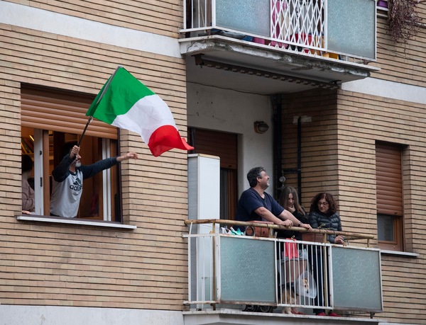 Coronavirus, show sui balconi di Roma contro l'emergenza