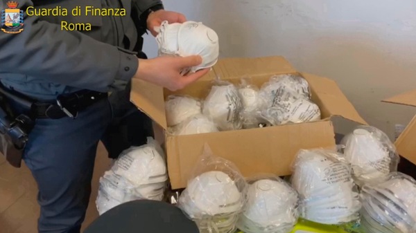 Coronavirus: a Roma la Gdf sequestra 700 mascherine pronte alla vendita