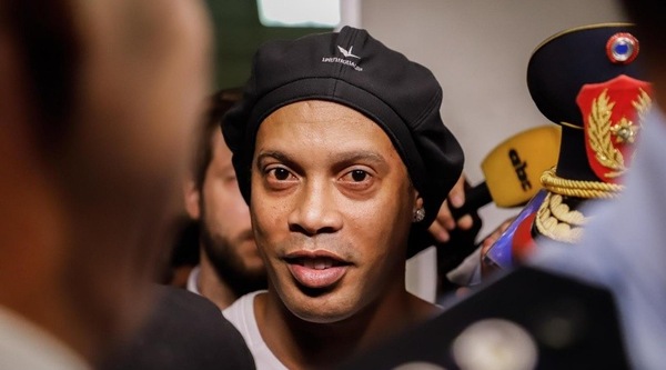 Ronaldinho chiede i domiciliari, ma serve una maxi cauzione