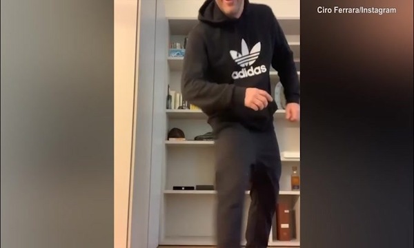 Sfida accettata: Ciro Ferrara palleggia con la carta igienica