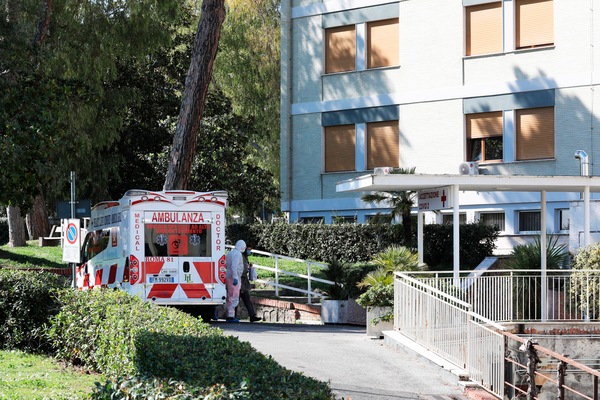 Coronavirus, ambulanze in fila a Roma fuori dal Gemelli