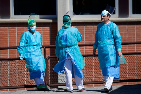 Coronavirus, in Spagna altri 838 morti: bollettino record