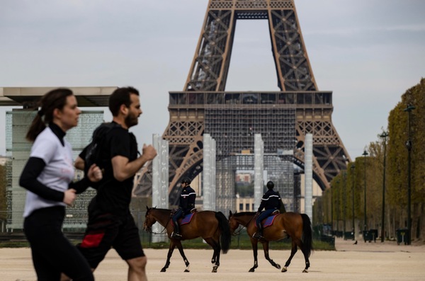 Coronavirus, in Francia per sport all'aperto necessari 10 metri di distanza