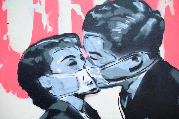 A Londra un graffito diventa l'emblema della lotta al Coronavirus