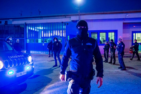 Coronavirus, la Procura indaga su rivolta in un carcere di Caserta