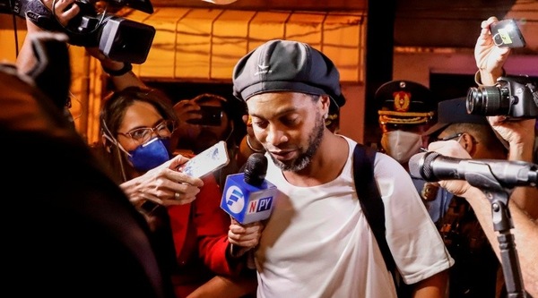 Ronaldinho, i domiciliari e una sola richiesta: “Voglio un pallone!”