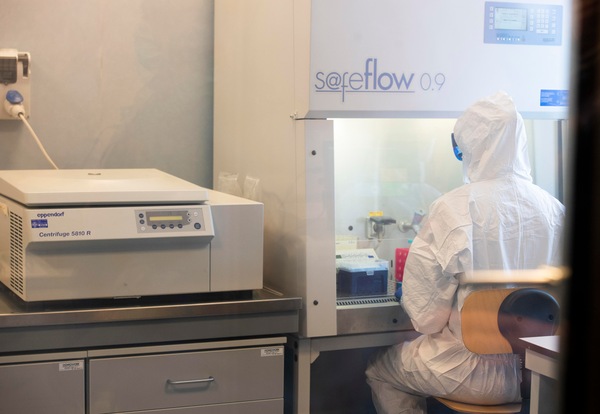 La scoperta dei ricercatori: "Il Coronavirus si riproduce nelle lacrime"