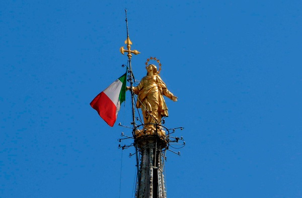 Festa della Liberazione, il Tricolore svetta sulla guglia maggiore del Duomo di Milano