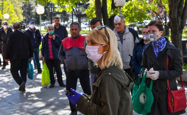 Coronavirus, si è al riparo dal contagio stando a due metri di distanza? Tutte le risposte