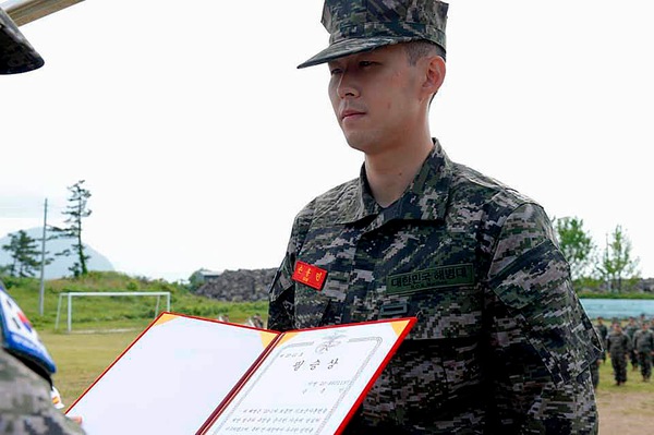 Tottenham, Son temina l'addestramento e i Marines gli consegnano il diploma