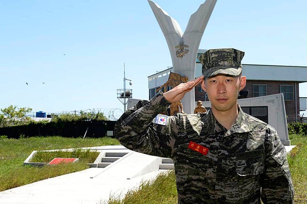 Son torna dal militare dopo tre mesi: "Non posso dirvi tutto"