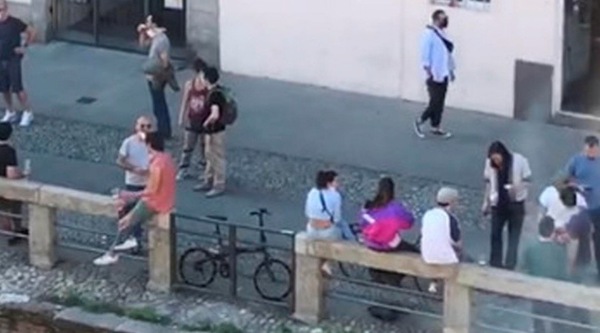 Fase 2 a Milano: Navigli affollati, è polemica sui social