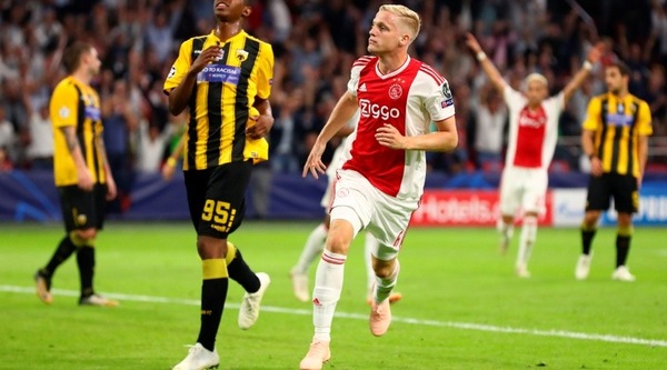 Juve, Van der Sar avverte: "Van de Beek parte, ma scordatevi sconti"