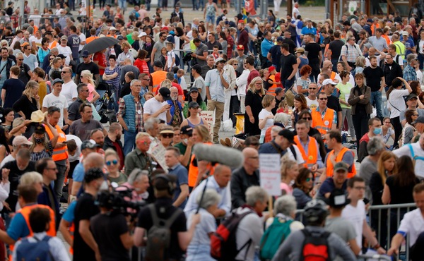 Coronavirus in Germania, diecimila persone a Stoccarda contro le restrizioni