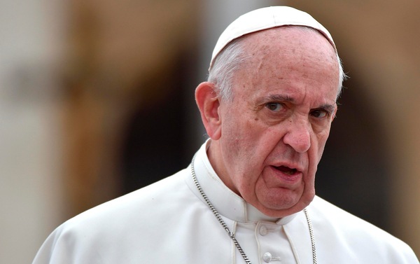 Papa Francesco e il messaggio agli infermieri: "Siete i santi della porta accanto"