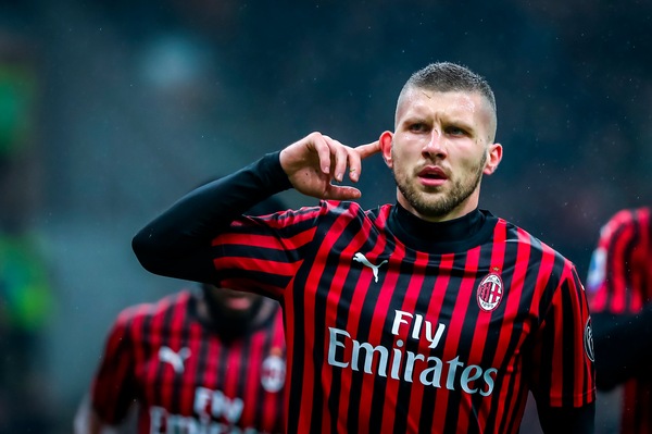 Rebic si rilassa in auto con una canzone a sorpresa!