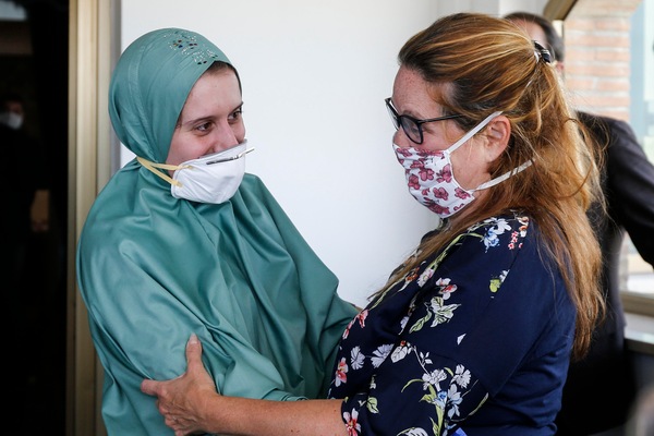La madre di Silvia Romano: "Lasciateci in pace! Chi non si sarebbe convertito?"