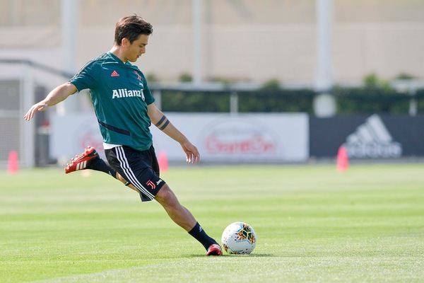 Juve, Dybala si allena con il pallone. Pjanic tra campo e palestra
