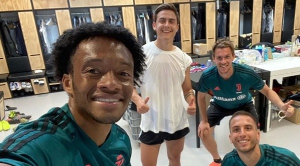 Juve, Cuadrado posa con Dybala, Rugani e Bentancur. E Demiral: "Dove sono io?"
