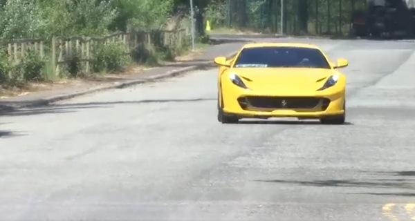 Pogba vola in Ferrari 812 Superfast per l'allenamento con lo United VIDEO
