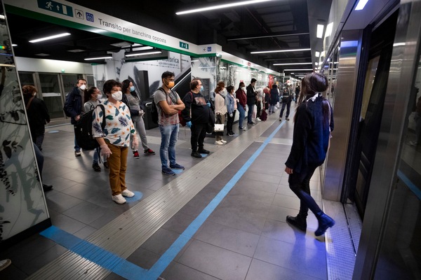 Roma, tentato suicidio e guasti: si fermano le metro A e B