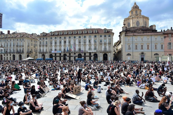 Torino, in migliaia ricordano George Floyd