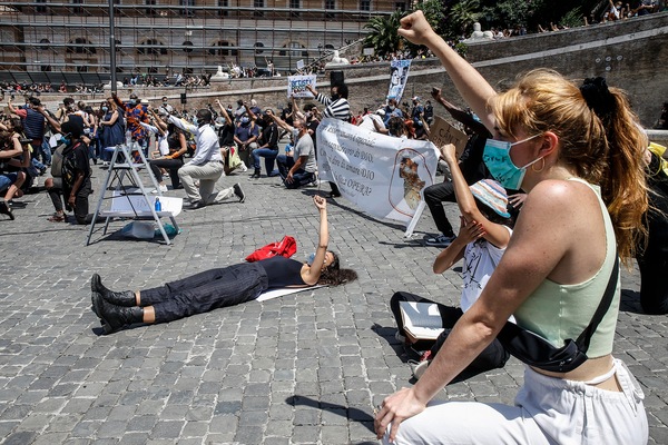 George Floyd, la manifestazione di Roma: in piazza l'urlo "I can't breath"