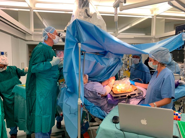 Una donna prepara 90 olive ascolane mentre viene operata al cervello