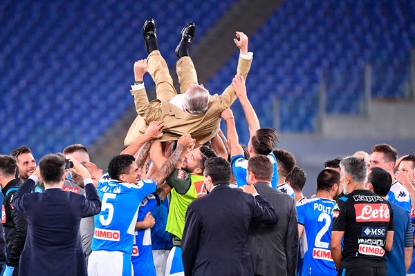 Napoli, pazza gioia per la Coppa Italia: De Laurentiis in trionfo