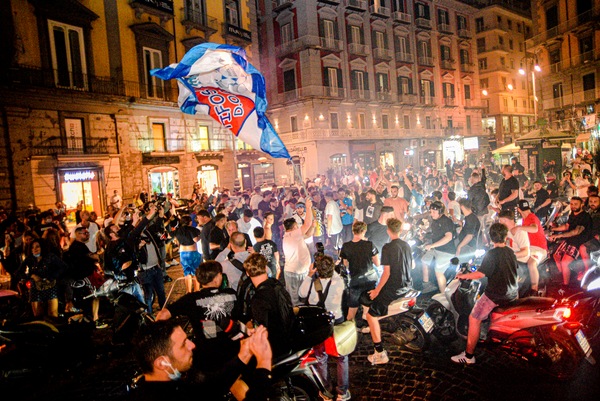 Tarro contro l'Oms: "Dice stupidaggini, festa a Napoli senza rischi"