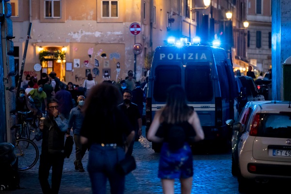 Coronavirus, a Roma chiusi tre locali per assembramento