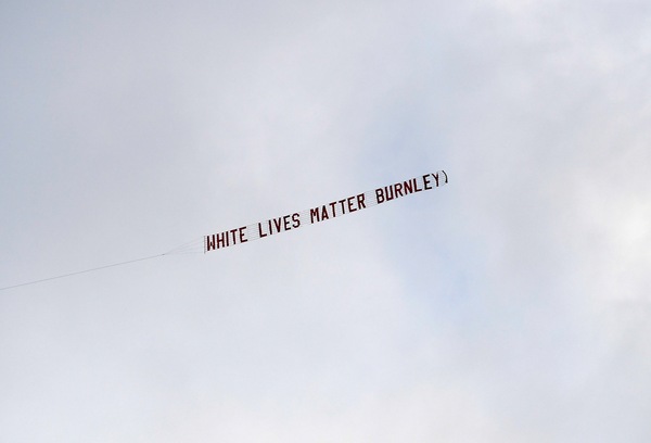 Burnley, l'autore dello striscione radiato a vita dallo stadio e licenziato