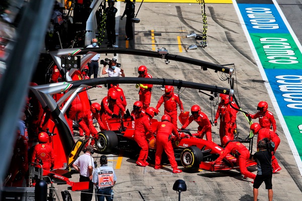GP Stiria: flop Ferrari, contatto e ritiro Vettel-Leclerc. Hamilton 1°