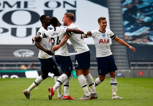 Mourinho vince il derby contro l'Arsenal. Ancelotti in caduta libera, crolla il Leicester