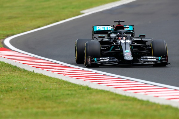 Gp Ungheria: Hamilton al comando a metà gara, Ferrari in ritardo