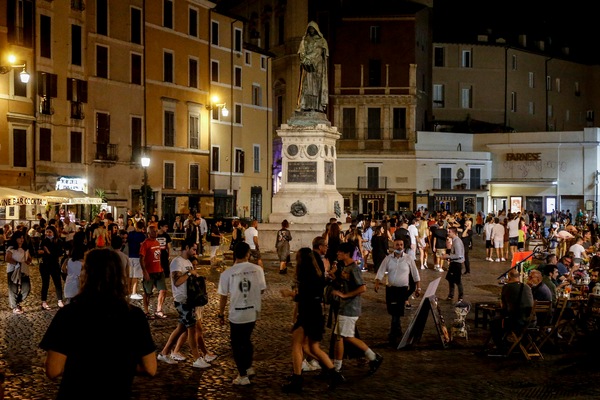 Coronavirus, movida a Roma: chiuse le principali piazze
