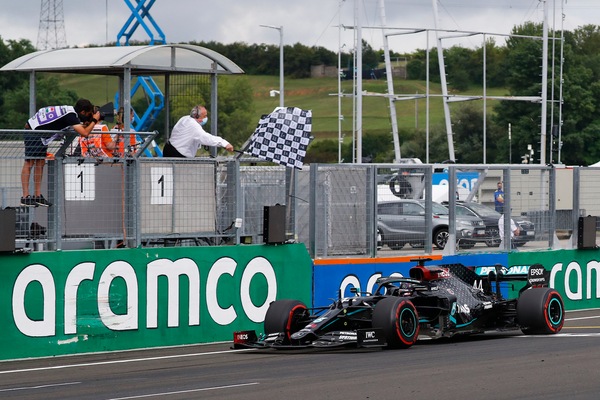 F1: Hamilton trionfa in Ungheria, poi Verstappen. Vettel 6°, Leclerc 11°