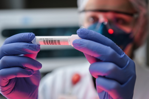 Coronavirus, in Spagna aumentano i focolai: sotto accusa discoteche e raccolta frutta
