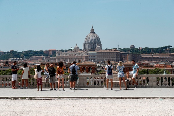 Roma, tragedia nella notte: si butta dalla terrazza del Pincio e muore
