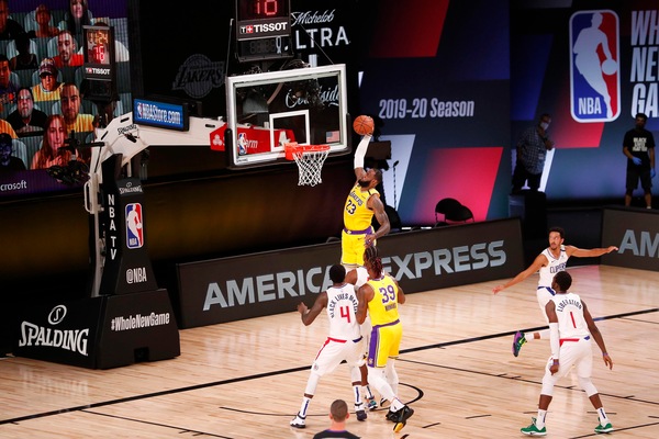 Nba, si riparte nel segno di LeBron e Davis. Male Melli, zero punti