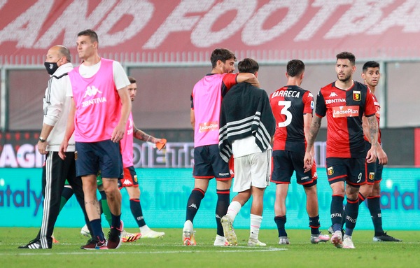 Genoa, ultrà contro proprietà e giocatori: striscioni al Signorini