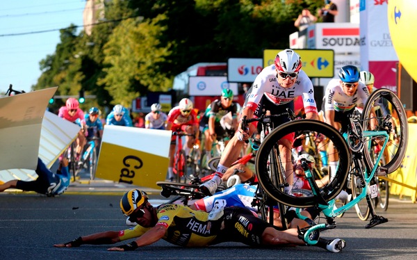 Caduta shock al Giro di Polonia: Jakobsen in coma, numerosi feriti