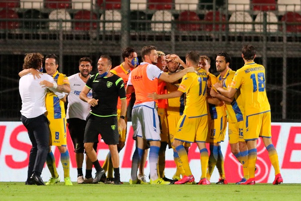 Ciano condanna il Cittadella all'ultimo respiro: Frosinone in semifinale